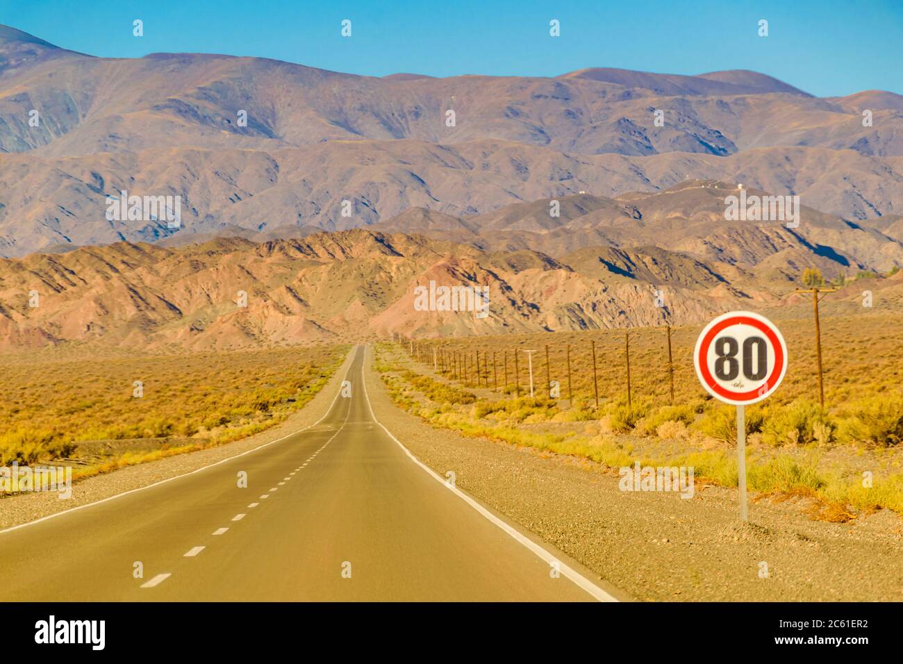 Autostrada vuota in un ambiente aride paesaggio, provincia di san juan, argentina Foto Stock