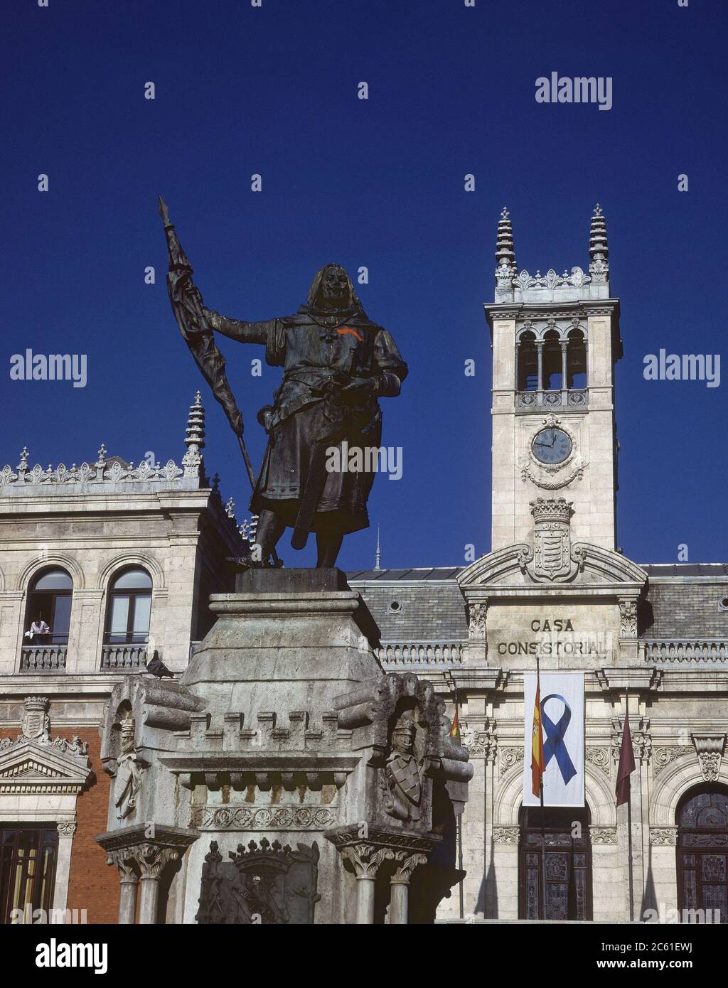 PLAZA MAYOR - MONUMENTO CON ESCULTURA Y AYUNTAMIENTO DETRAS. Posizione: ESTERNO. Valladolid. SPAGNA. Foto Stock