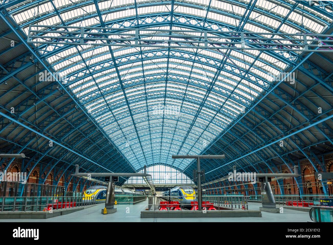 Treni Eurostar alla stazione St. Pancras, Londra. Il soffitto e gli interni in ferro battuto sono realizzati dall'architetto industriale del XIX secolo William Henry Barlow Foto Stock