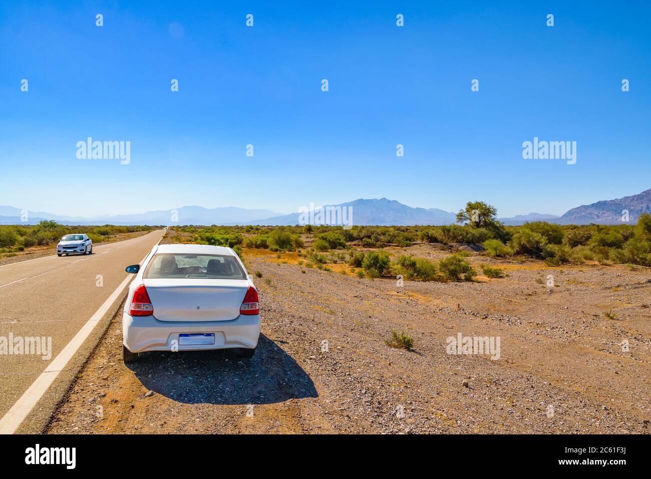 Autostrada in un ambiente aride paesaggio, provincia di san juan, argentina Foto Stock