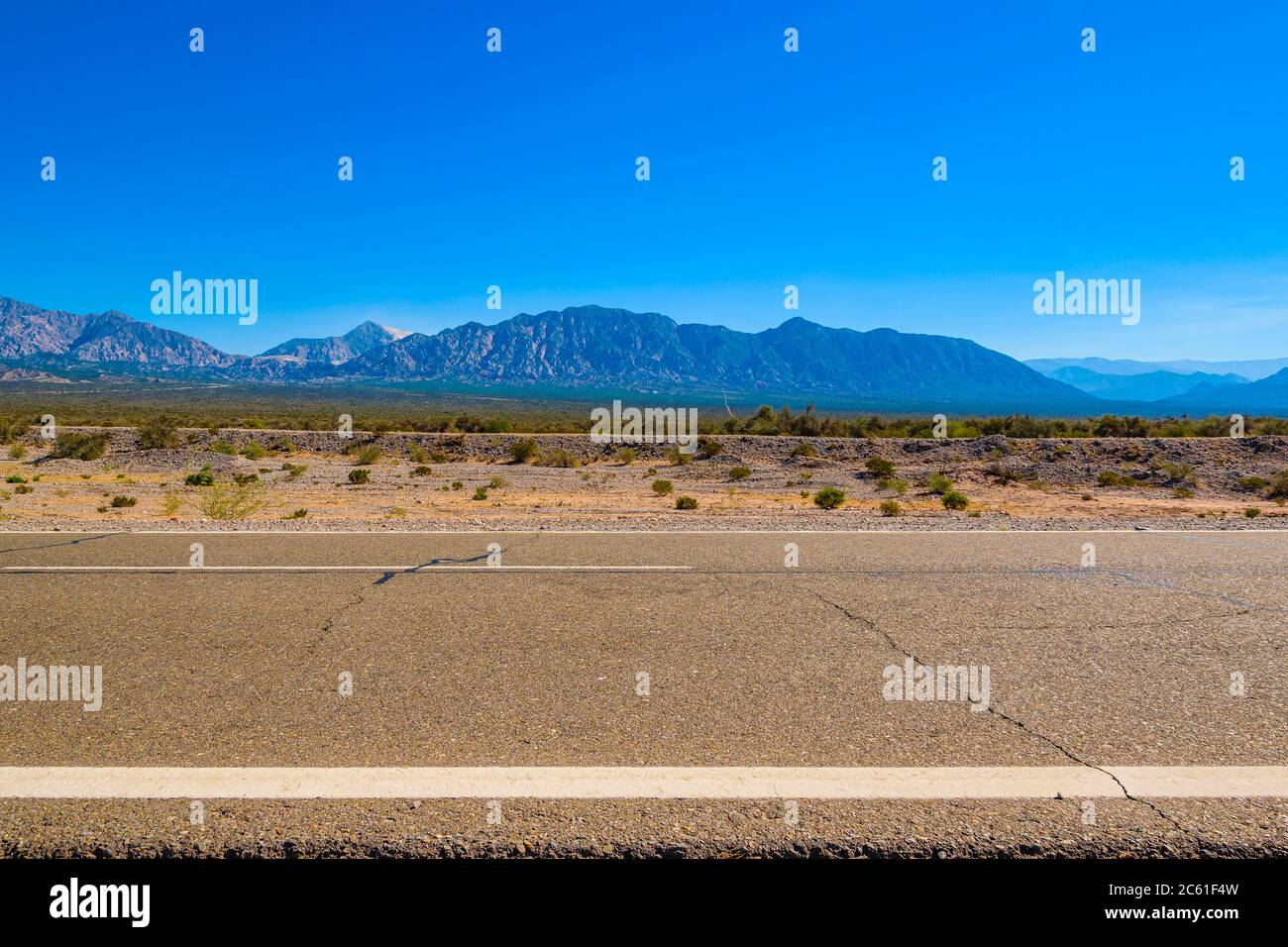Autostrada vuota in un ambiente aride paesaggio, provincia di san juan, argentina Foto Stock