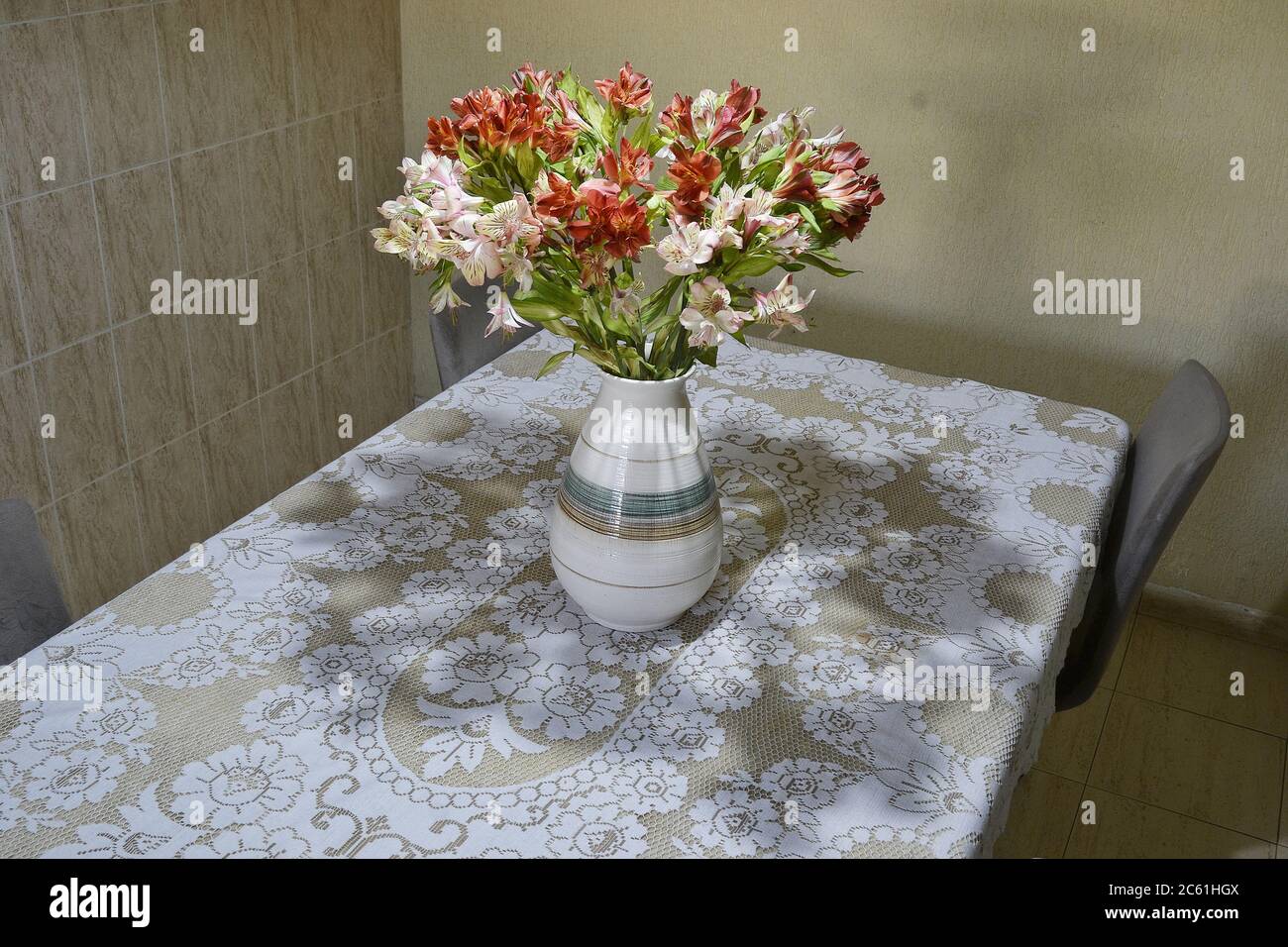 Vaso. Vaso di fiori Astromelia, su un tavolo di marmo travertino con  tovaglia di pizzo bianco, nome scientifico Alstroemeria Hybrida, vista  dall'alto, Brasile Foto stock - Alamy