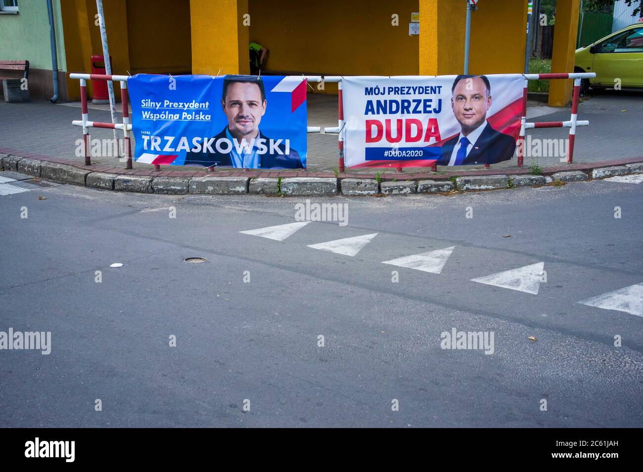 Wielkopolska, Polonia. 6 luglio 2020. Domenica prossima si svolgerà il secondo turno delle elezioni presidenziali in Polonia. Nella foto: Due candidati all'incarico - Rafal Trzaskowski (L), l'attuale presidente di Varsavia e Andrzej Duda (R), l'attuale presidente della Polonia. Credit: Tatarkiewicz/ZUMA Wire/Alamy Live News Foto Stock