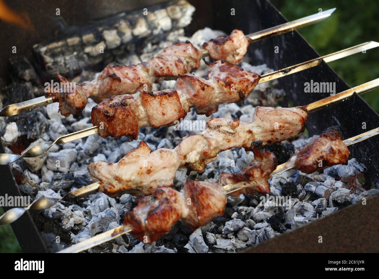 La cottura barbecue spiedini. Kebab marinati alla griglia su carbone di legna. Shish kebab barbecue era fatto di agnello e maiale, carne di manzo e di pollo. Arrosto di manzo spiedini sulla ba Foto Stock