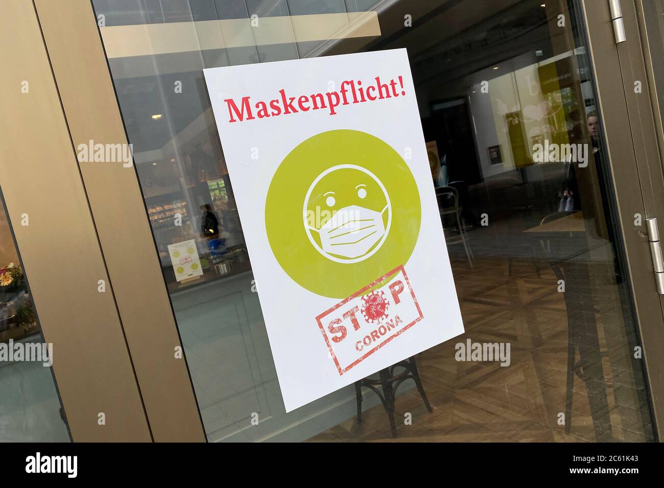 Il coronavirus in Germania controlla i paesi per la maschera richiesta nei negozi. Archivio foto; cartello di informazione presso un cancello d'ingresso ad un mercato biologico: MASKENKFLICHT-STOP CORONA. Centro commerciale chiuso a causa della corona pandemic, centro commerciale, Riem Arcaden il 4 maggio 2020. @Sven Simon Agenzia fotografica. Stampa Foto N. PRINZESS-Luise-Str. 41 45479 M uelheim/R h Tel 0208/9413250 numero di fax 0208/9413260 n. GLS Bancata BLZ 430 609 67 n. KTO. 4030 025 100 N. IBAN DE75 4306 0967 4030 0251 00 N. BIC GENODEM1GLS N. WWW.SVENSIMON.NET. | utilizzo in tutto il mondo Foto Stock