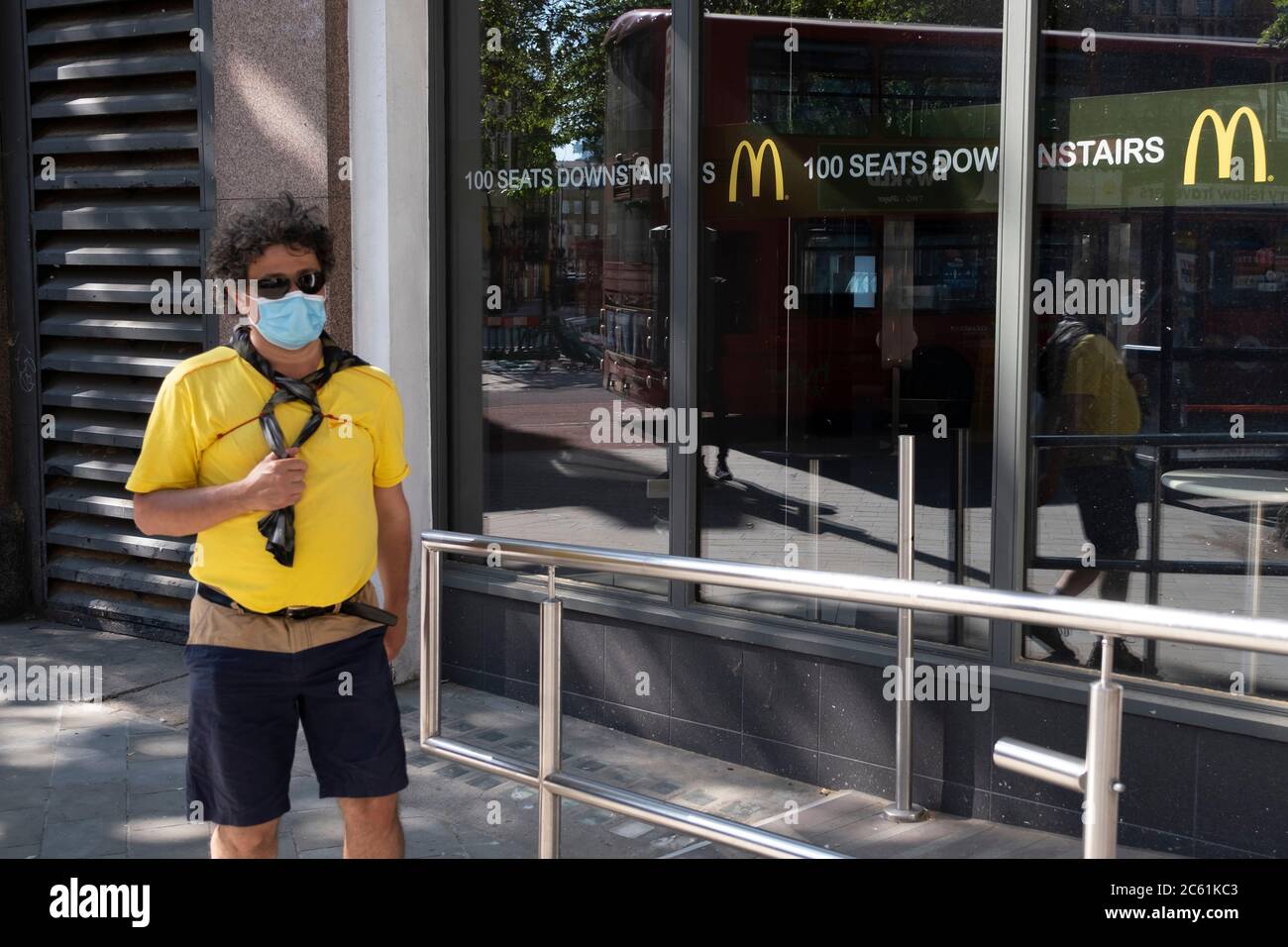 Maschera esterna al McDonalds il 25 giugno 2020 a Londra, Inghilterra, Regno Unito. Con l’avvicinarsi della scadenza di luglio e il governo rilasserà ulteriormente le sue regole di blocco, il West End rimane tranquillo, mentre alcuni negozi non essenziali possono aprirsi con i singoli negozi che istituiscono sistemi di distanziamento sociale. Foto Stock