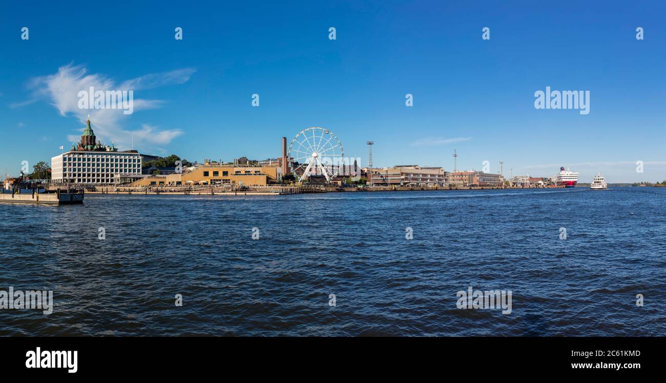 Vista panoramica del terminal Katajannokka con la Cattedrale Ortodossa Uspenski, la ruota panoramica e la piscina sul mare Allas a Helsinki Foto Stock