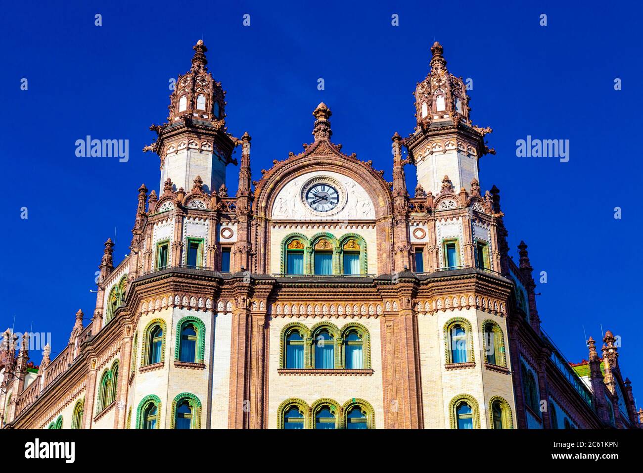 Facciata di edificio ornato in stile Belle Epoque con orologio, Párisi Udvar Hotel, Budapest, Ungheria Foto Stock