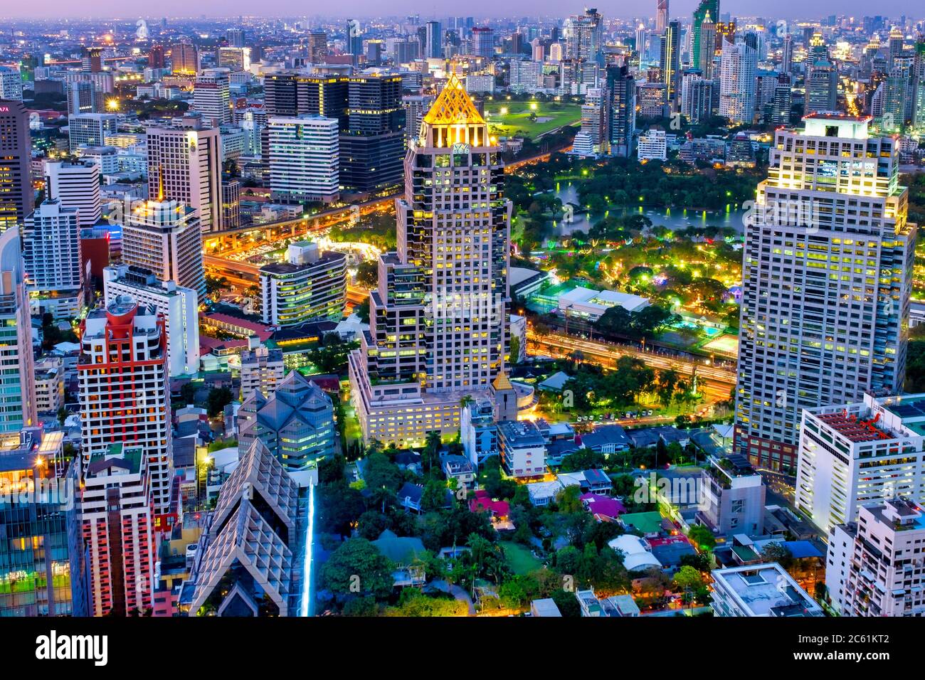 Vista del Parco Lumphinee dalla Luna Bar del Banyan Tree Hotel , Bangkok, Thailandia Foto Stock