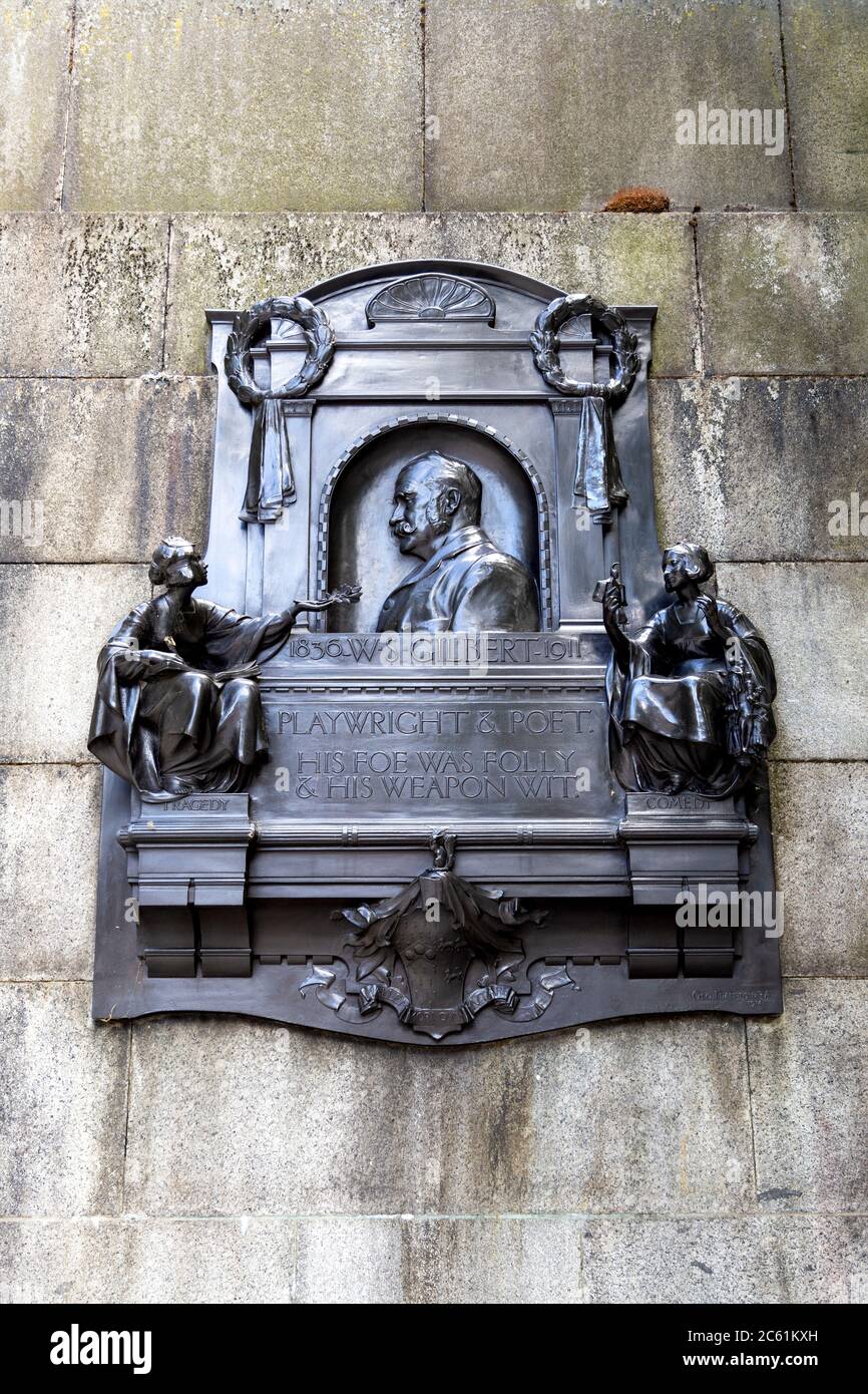 Targa per il drammaturgo e poeta W. S. Gilbert sul Victoria Embankment, Londra, Regno Unito Foto Stock
