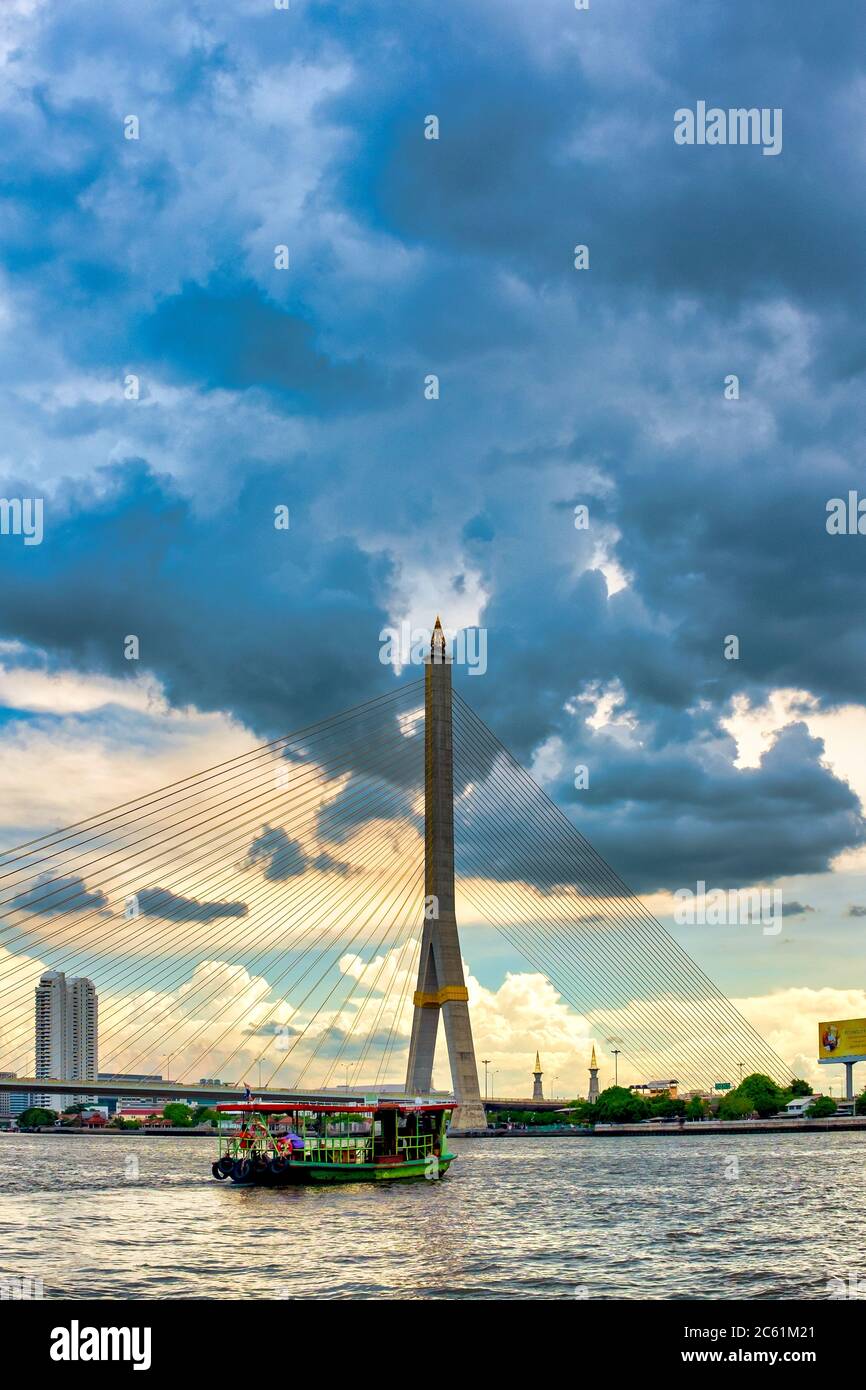 Sul lato occidentale del Rama VIII bridge, Bangkok, Thailandia Foto Stock