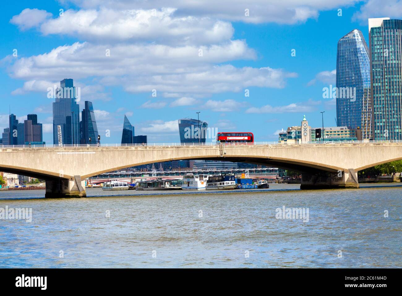 Autobus rosso a due piani sul ponte di Waterloo sul Tamigi, Londra, Regno Unito Foto Stock