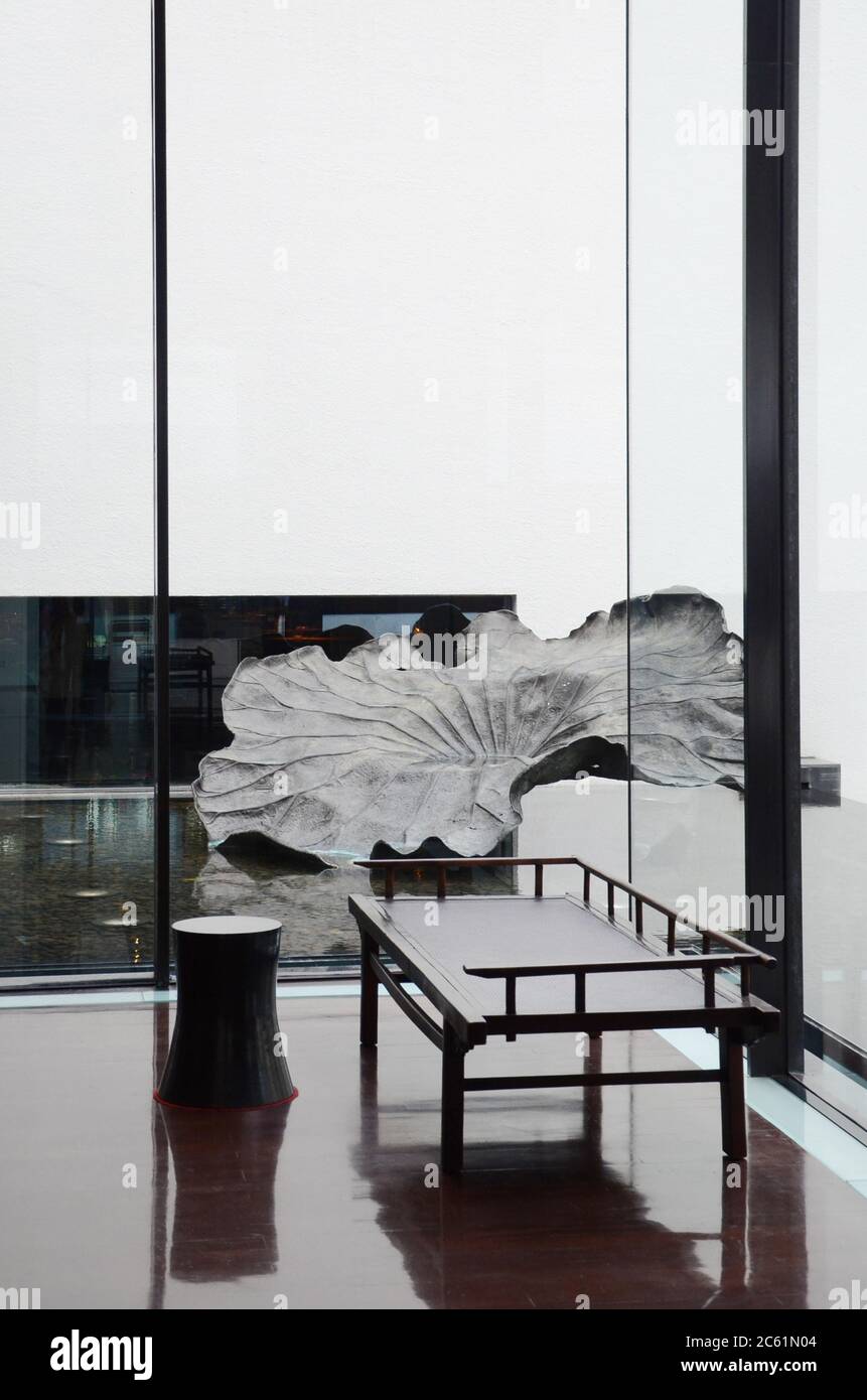 Bel disegno orientale di ottone fatto foglia di loto. Foto Stock