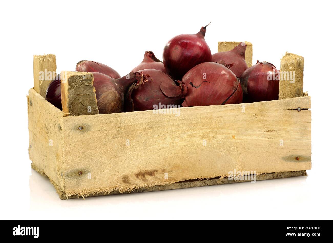 cipolle rosse e marroni in una scatola di legno su sfondo bianco Foto Stock