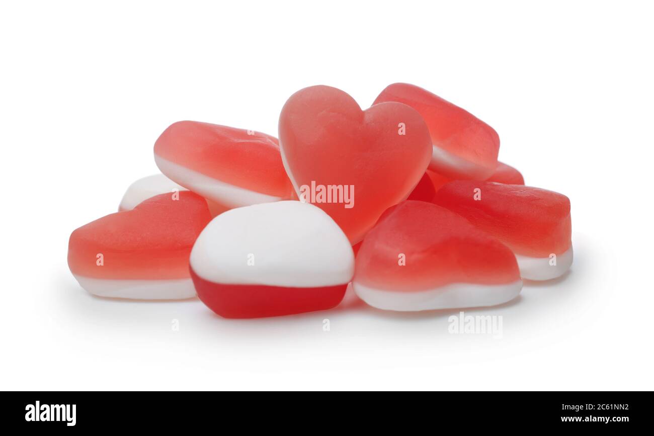 Pila di caramelle di gelatina rosse e bianche a forma di cuore isolate su bianco. Foto Stock