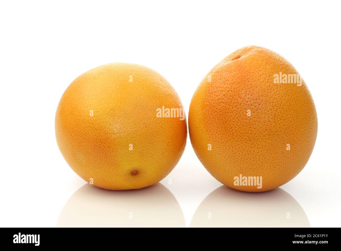 due pompelmo rossi su sfondo bianco Foto Stock