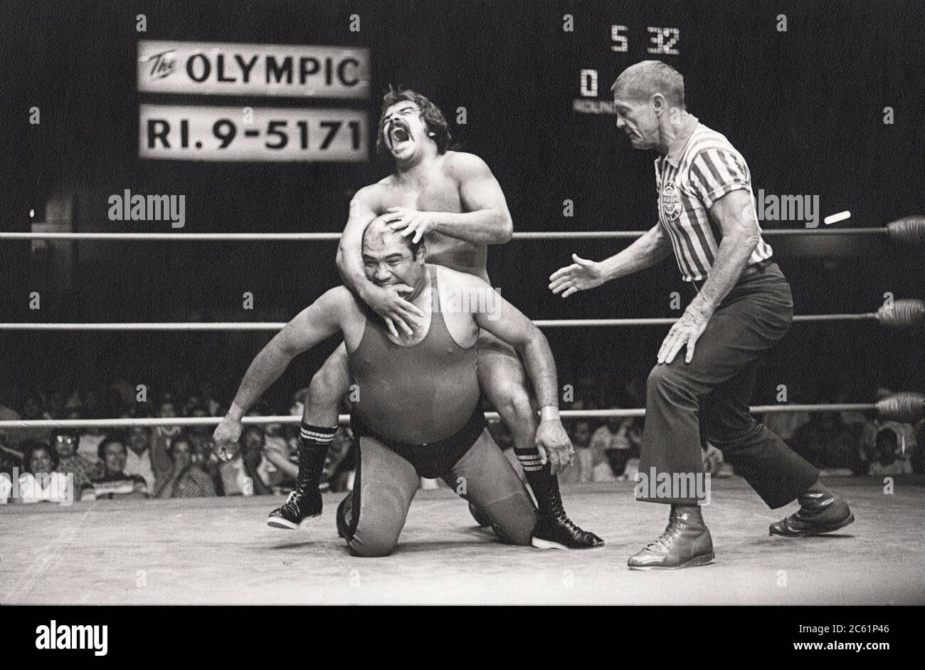 Il Grande Golaith fa la mano a Chavo Guerrero in una partita di wrestling all'Olympic Auditorium di Los Angeles, California, intorno al 1975. Foto Stock