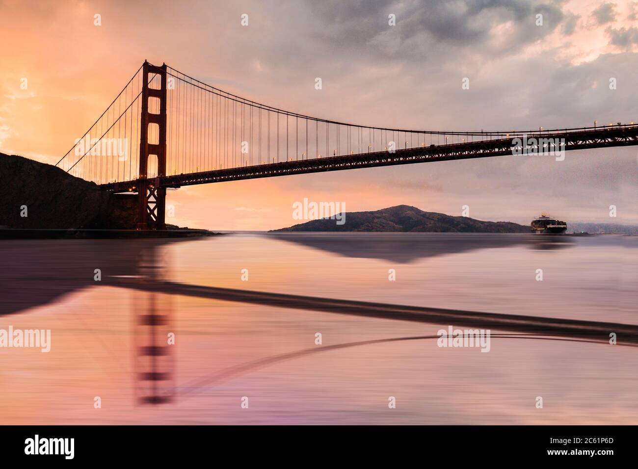 Bellissimo Golden Gate Bridge sopra la Baia di San Francisco al tramonto Foto Stock
