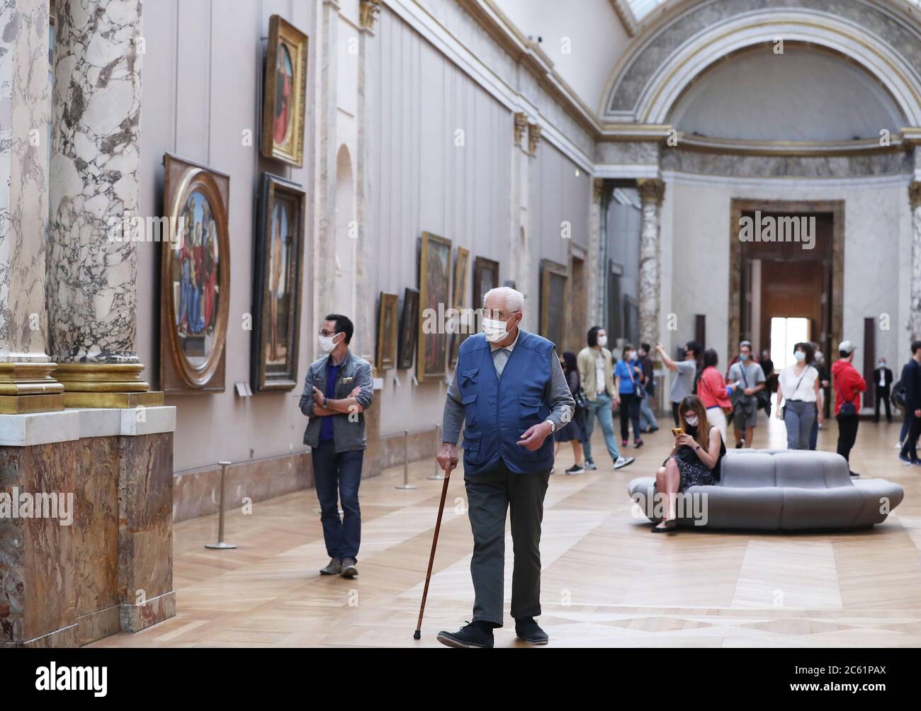 Parigi, Francia. 6 luglio 2020. La gente visita il Museo del Louvre il giorno della sua riapertura a Parigi, Francia, 6 luglio 2020. Dopo tre mesi e mezzo di chiusura, il Louvre, uno dei musei più visitati al mondo, riaprì il lunedì al pubblico, senza lunghe code di visitatori come prima della pandemia del COVID-19. Credit: Gao Jing/Xinhua/Alamy Live News Foto Stock