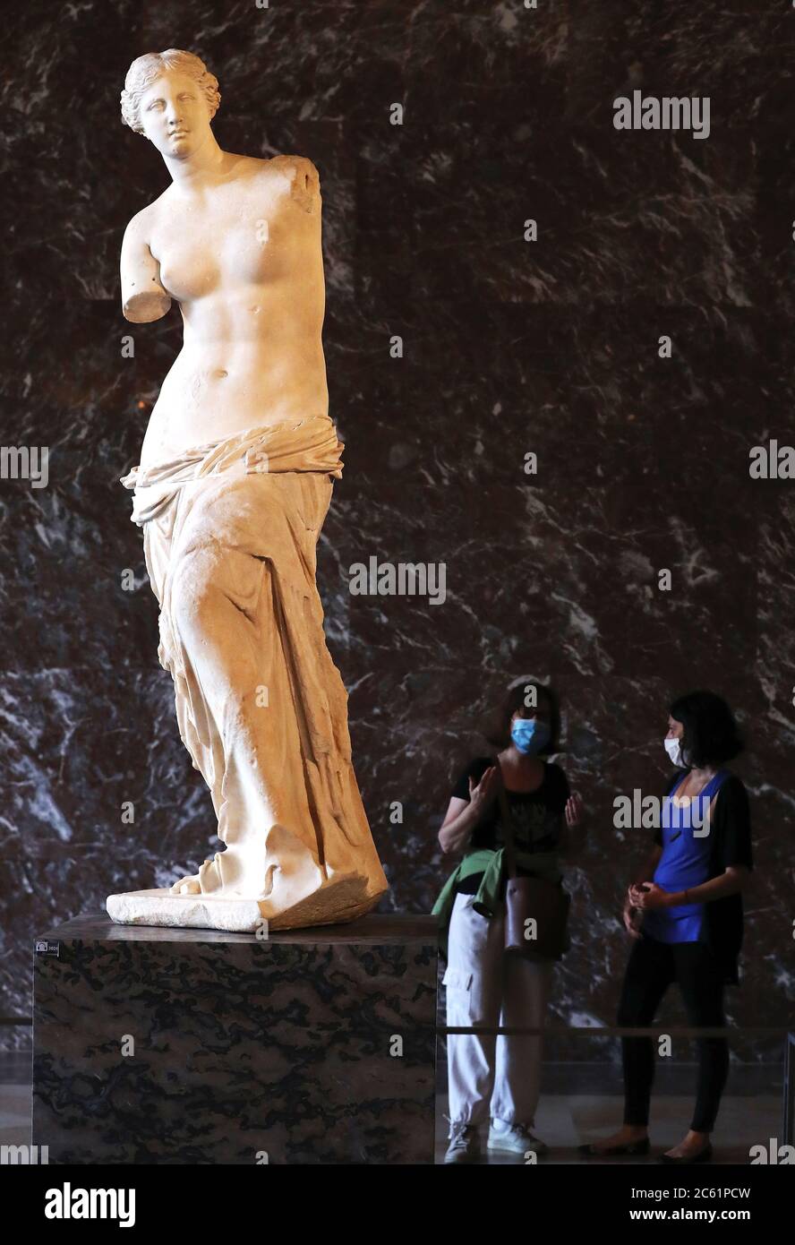 Parigi, Francia. 6 luglio 2020. La gente visita il Museo del Louvre il giorno della sua riapertura a Parigi, Francia, 6 luglio 2020. Dopo tre mesi e mezzo di chiusura, il Louvre, uno dei musei più visitati al mondo, riaprì il lunedì al pubblico, senza lunghe code di visitatori come prima della pandemia del COVID-19. Credit: Gao Jing/Xinhua/Alamy Live News Foto Stock