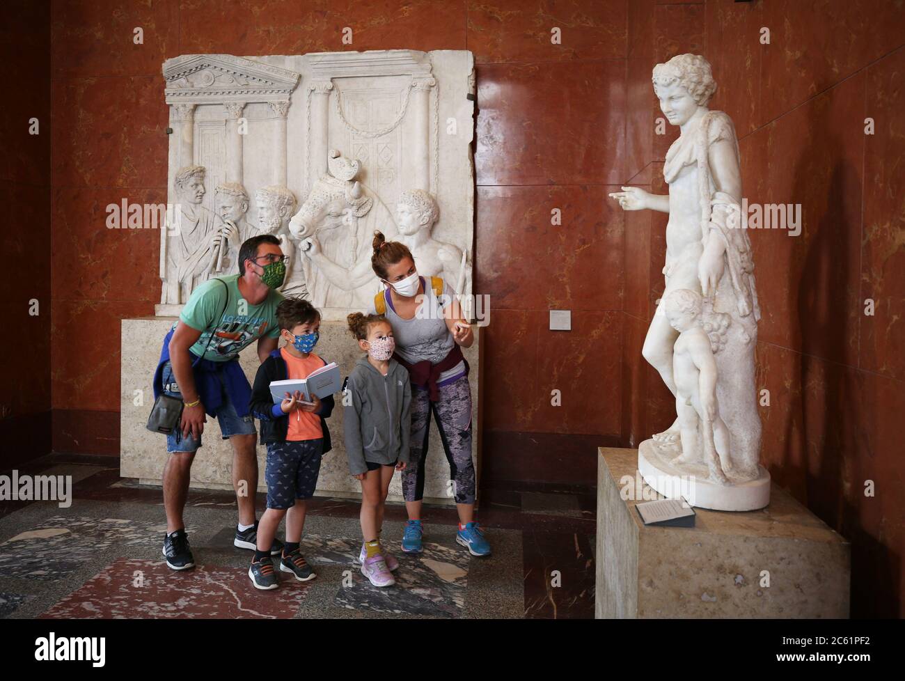 Parigi, Francia. 6 luglio 2020. La gente visita il Museo del Louvre il giorno della sua riapertura a Parigi, Francia, 6 luglio 2020. Dopo tre mesi e mezzo di chiusura, il Louvre, uno dei musei più visitati al mondo, riaprì il lunedì al pubblico, senza lunghe code di visitatori come prima della pandemia del COVID-19. Credit: Gao Jing/Xinhua/Alamy Live News Foto Stock