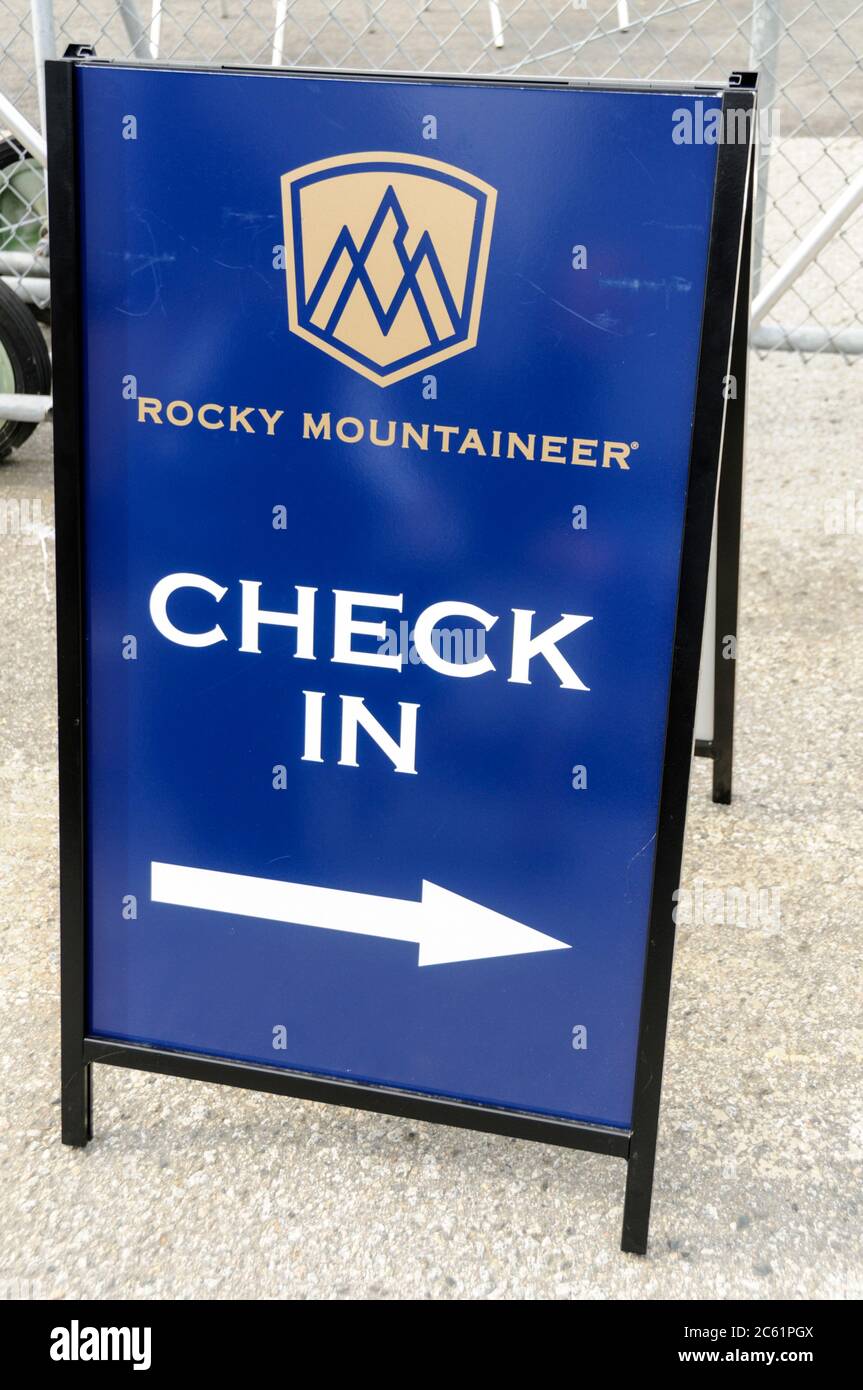 Un cartello del treno Rocky Mountaineer 'Check in', stazione ferroviaria di Vancouver, Vancouver, Canada. Foto Stock