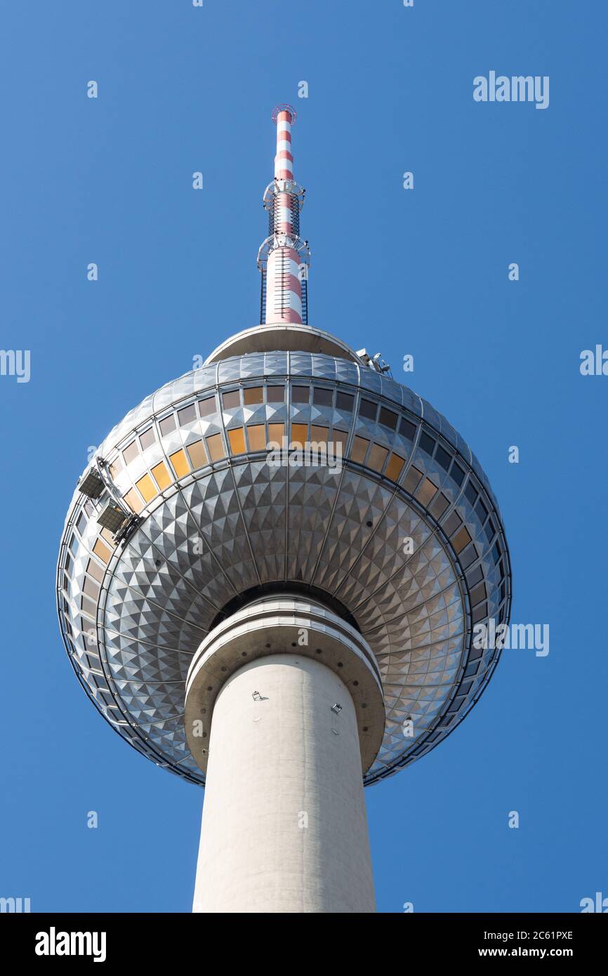 Vista parziale della torre della televisione di Berlino con la punta sulla sinistra con un cielo quasi blu Foto Stock
