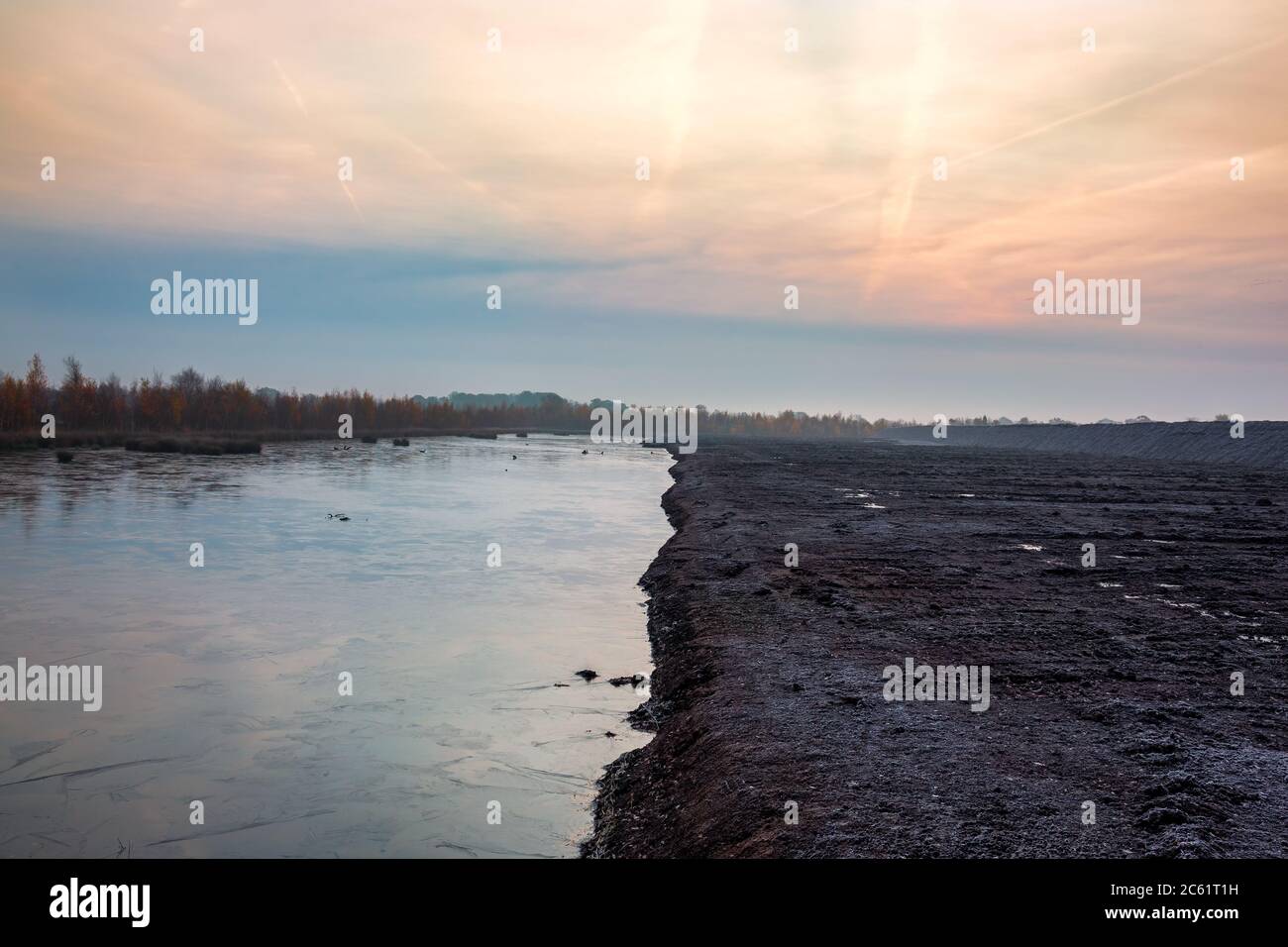 Alba su un lato di scavo in una torba nella Germania nord-occidentale Foto Stock