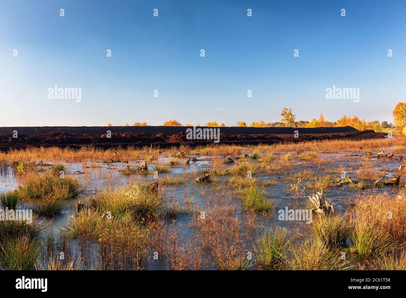 Dopo l'estrazione di terreni in un sito di scavo di torba nella Germania nord-occidentale Foto Stock
