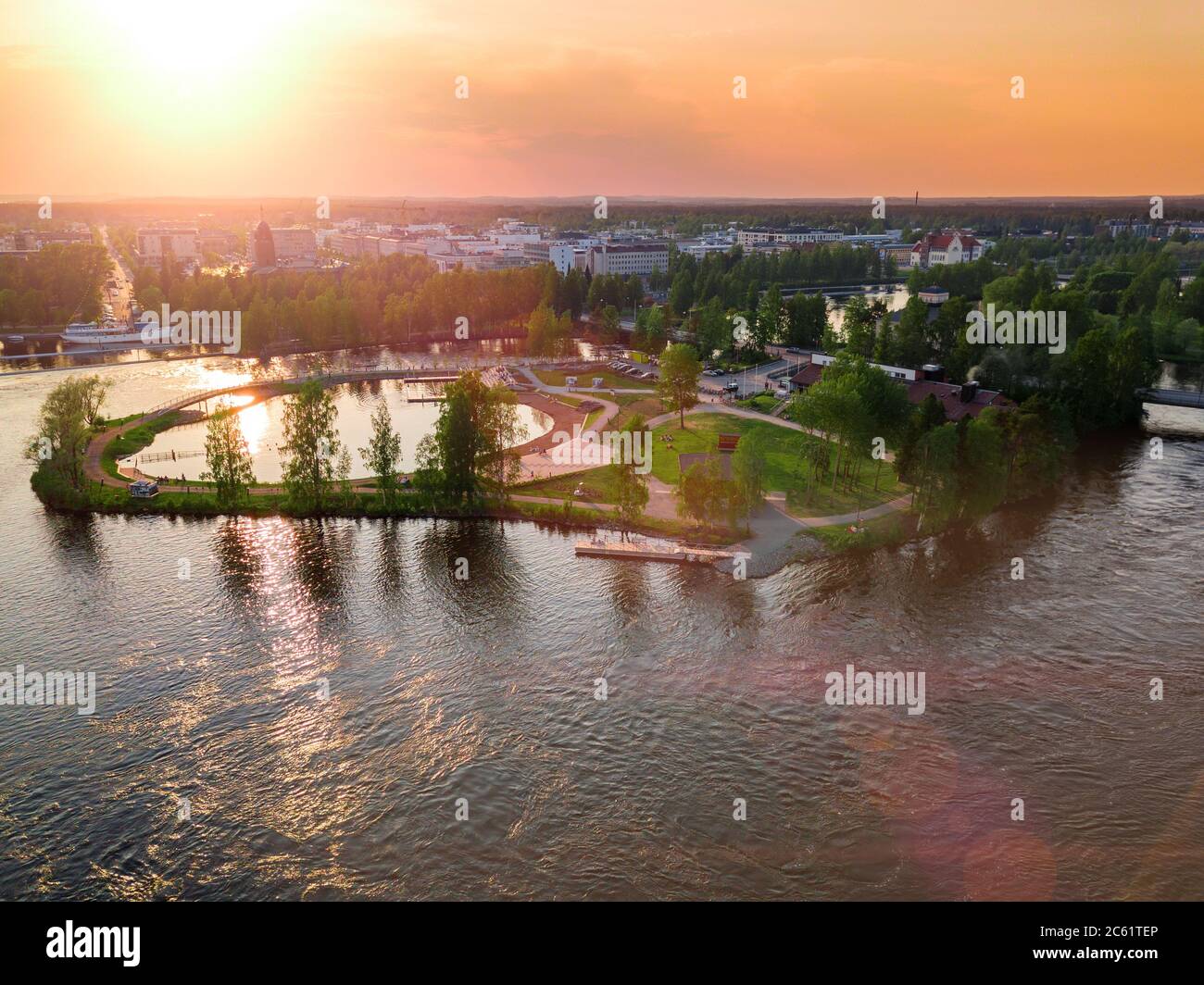 Vista aerea dell'isola di Ilosaari sul fiume Pielisjoki a Joensuu, Finlandia. Foto Stock