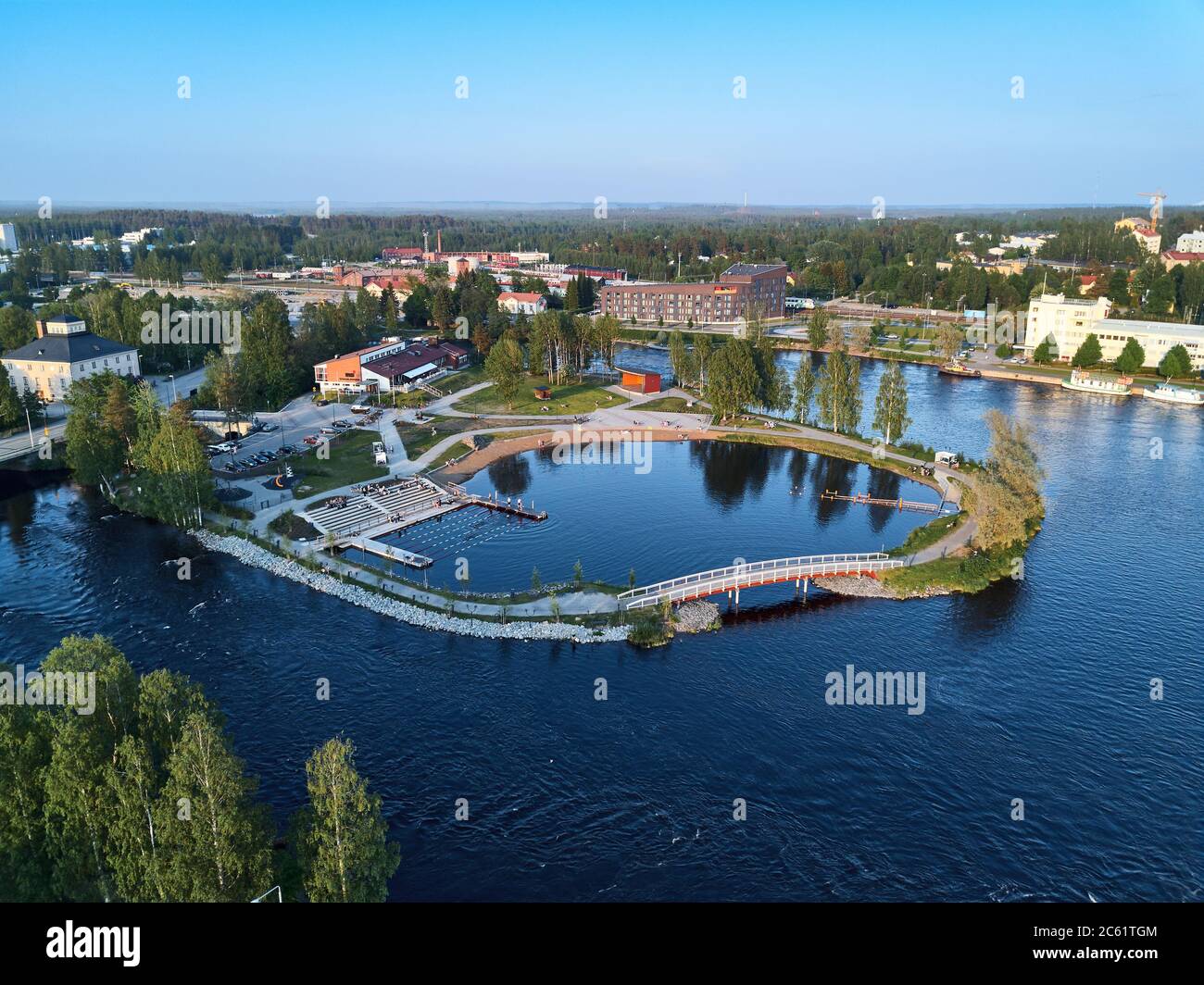 Vista aerea dell'isola di Ilosaari sul fiume Pielisjoki a Joensuu, Finlandia. Foto Stock