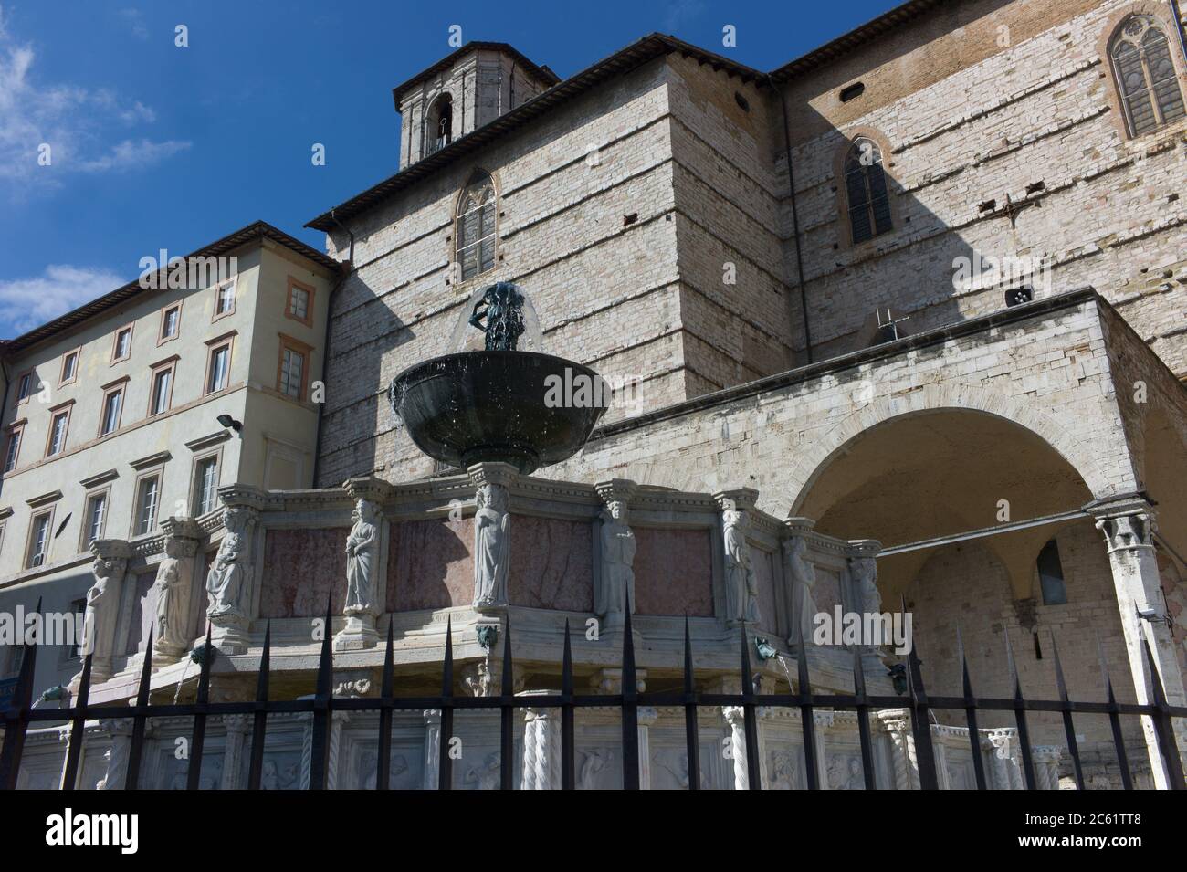 Fontana maggiore è una monumentale fontana medievale situata tra la cattedrale e il Palazzo dei Priori, nella città di Perugia in Italia Foto Stock