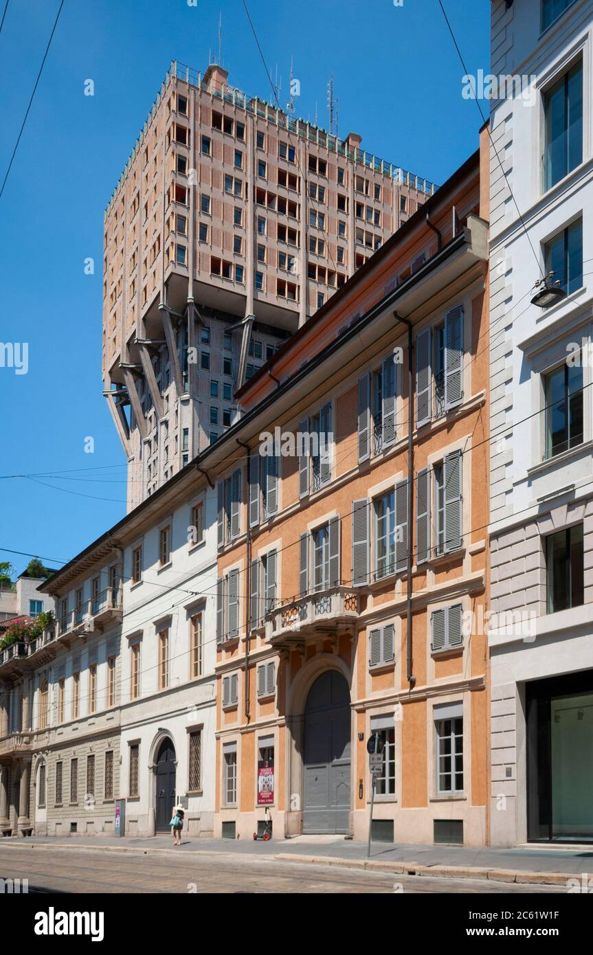 Italia, Lombardia, Milano, Torre Velasca di Studio BBPR, facciata di dettaglio Foto Stock