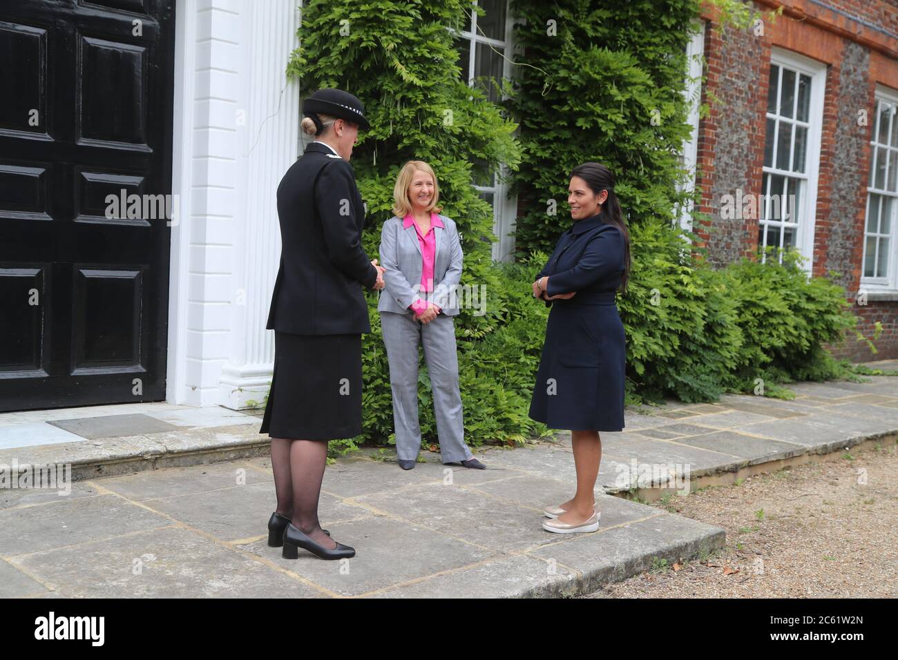 Il Segretario d'interni Priti Patel (a destra) incontra il Constable Capo della polizia del Sussex Jo Shiner (a sinistra) e il PCC Katy Bourne durante una visita alla sede della polizia del Sussex a Lewes, Sussex orientale. Foto Stock
