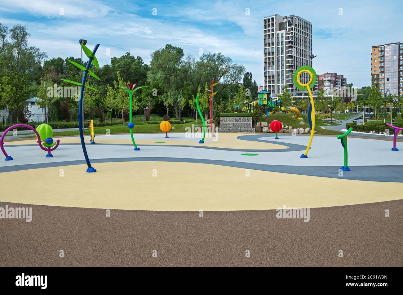 Parco giochi anti-traumatico per bambini nel cortile durante il caldo giorno di primavera Foto Stock