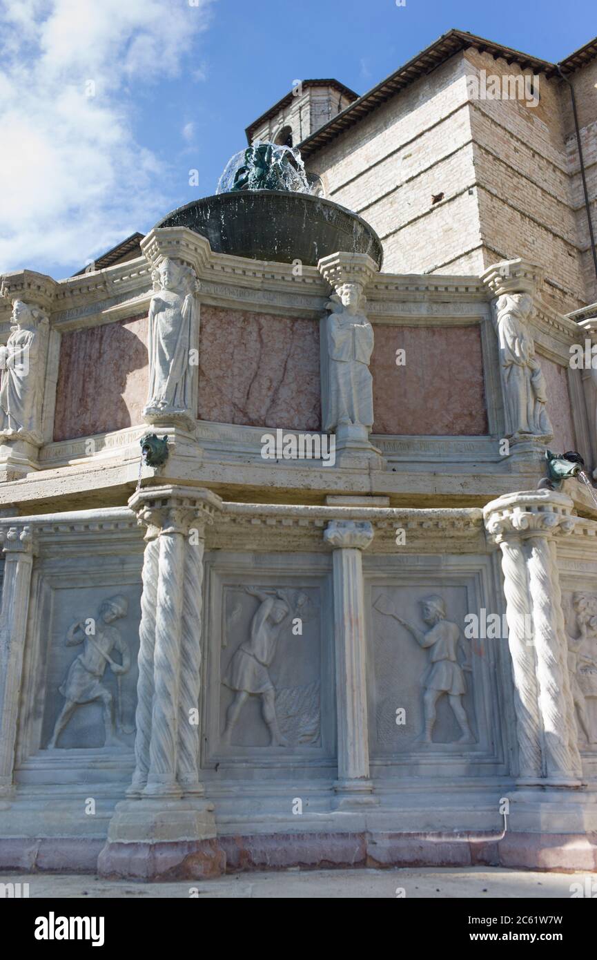 Parte della Fontana maggiore, monumentale fontana medievale situata tra il Duomo e il Palazzo dei Priori nella città di Perugia in Italia Foto Stock