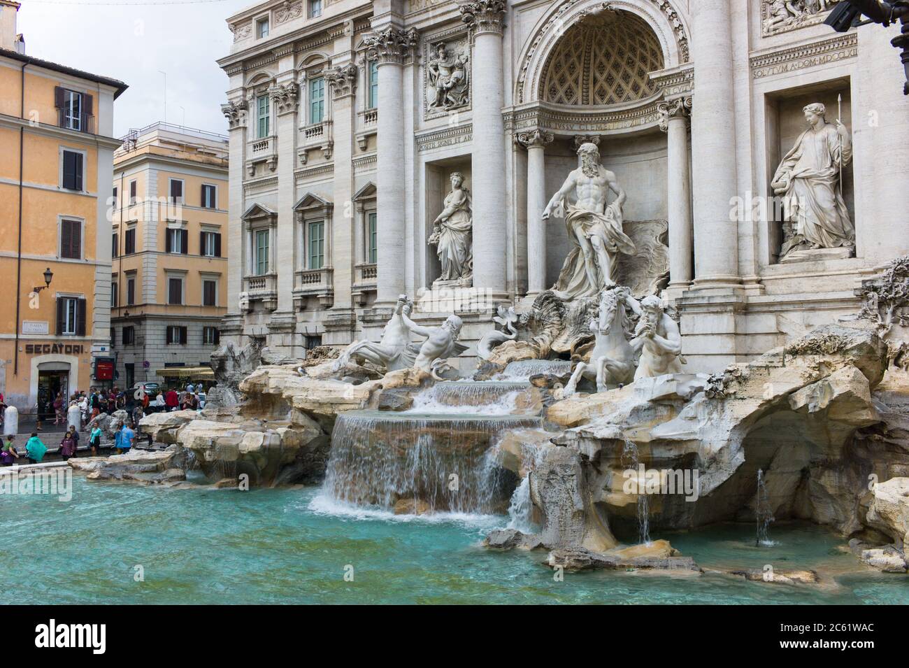 Famosa Fontana di Trevi, la più grande fontana barocca circondata dai turisti di Roma Foto Stock