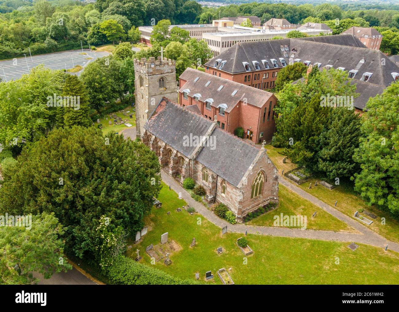 Veduta aerea della Chiesa di San Pietro, Ipsley, Redditch, Worcestershire, Inghilterra. Foto Stock