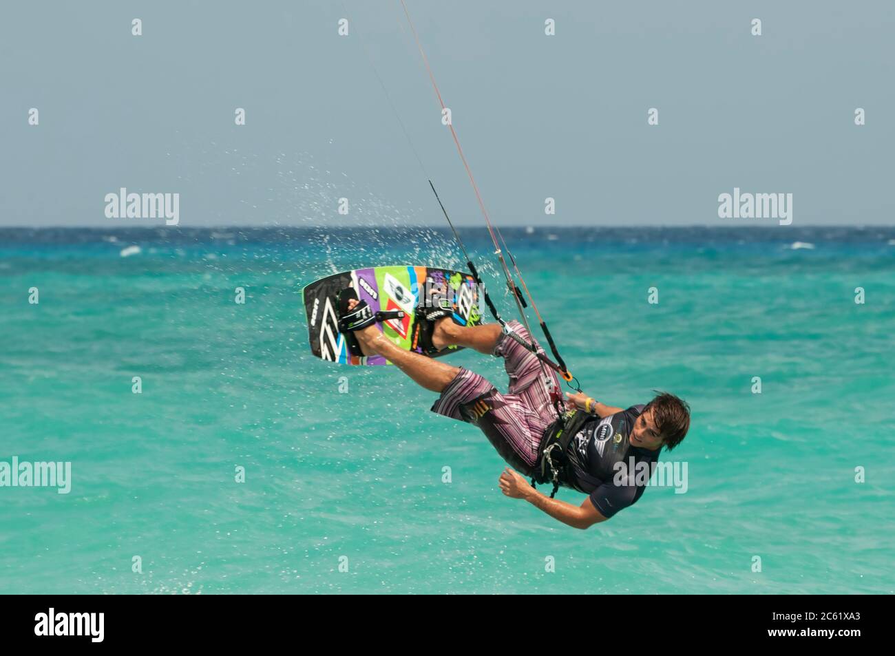 Surfista in azione, durante la celebrazione di una gara di kite surf - sullo sfondo il mare dei Caraibi st Playa del Carmen, Messico Foto Stock
