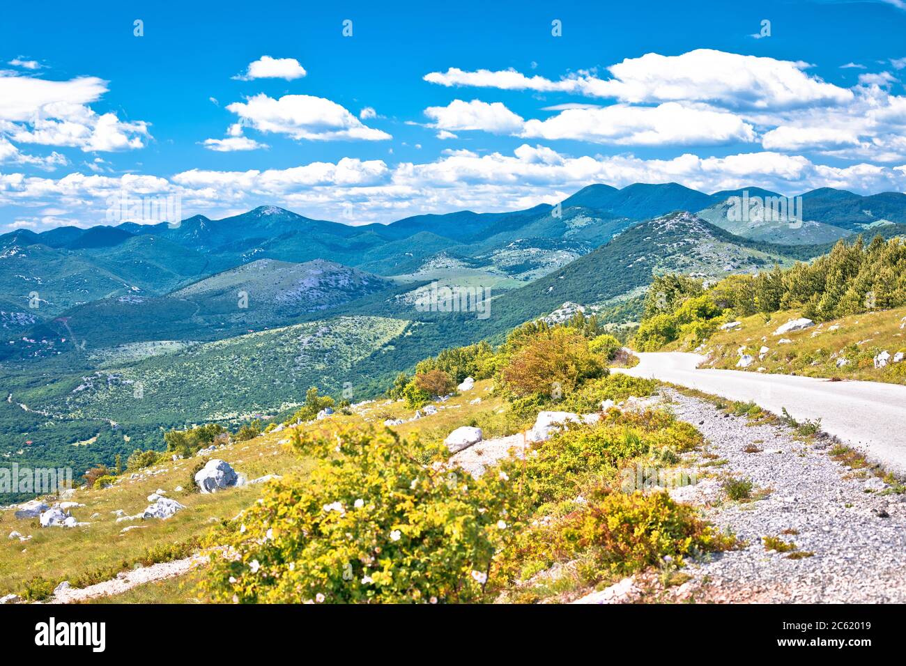 Vista panoramica sulla strada di montagna e sul paesaggio montano di Velebit, Velebit settentrionale in Croazia Foto Stock