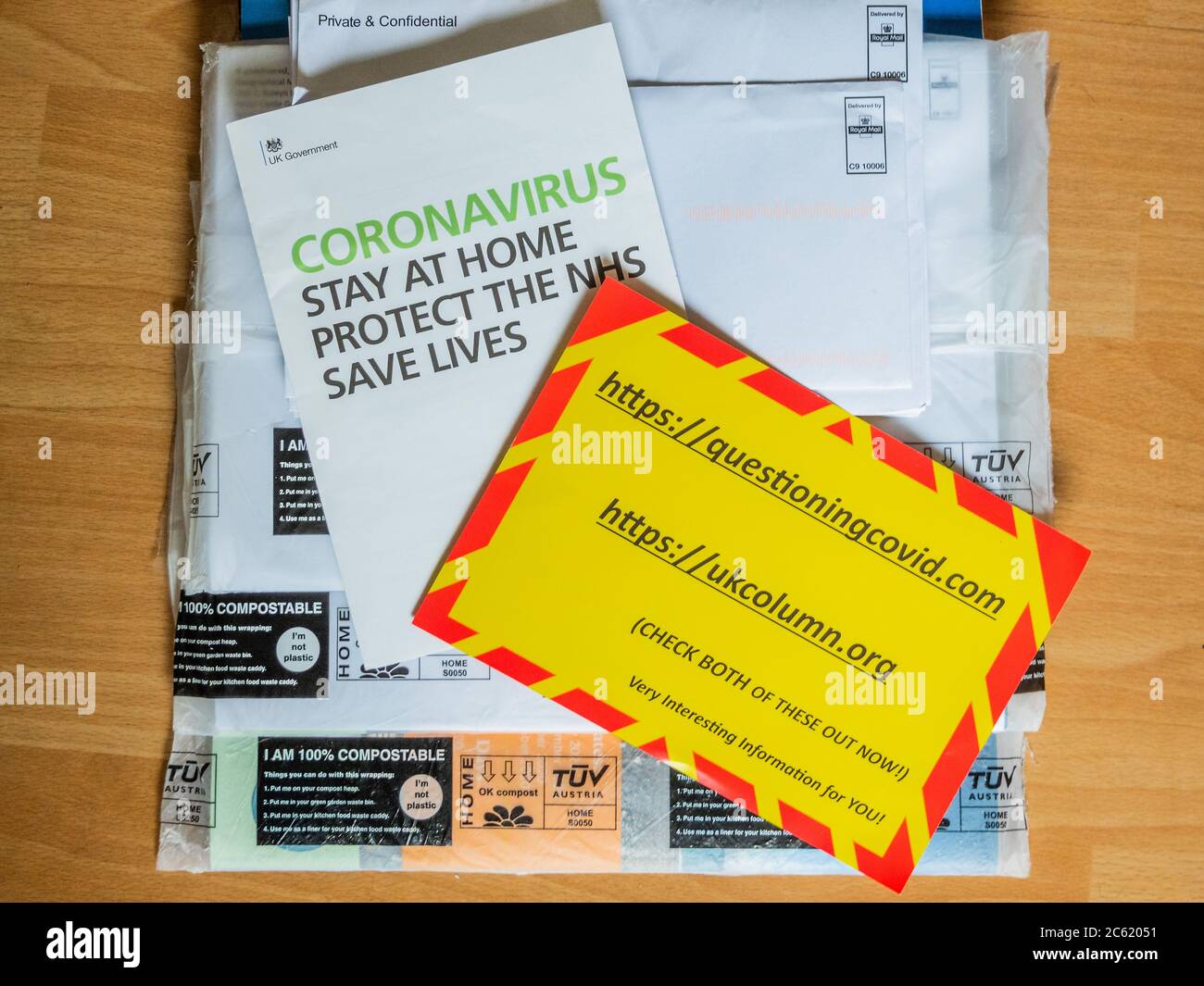 Londra, Regno Unito. 06 luglio 2020. Un volantino arriva invitando le famiglie a questioningcovid.com e ukcolumn.org che darà 'molto interessante nella formazione' in contraddizione con il pamphlet ufficiale del governo britannico. Arriva con posta in imballaggi compostabili che possono essere appropriati - a seguito del allentamento di Coronavirus (COVID-19). Credit: Guy Bell/Alamy Live News Foto Stock