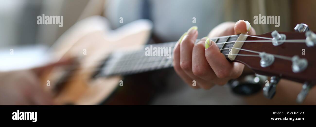 Signora che ha corso di musica Foto Stock