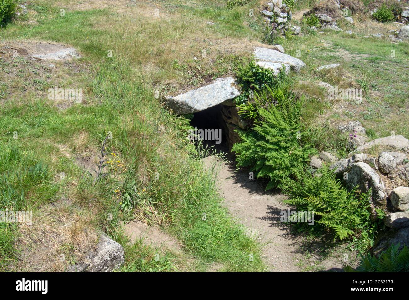 L'entrata al passaggio sotterraneo o 'Fogou' al Carn Euny Ancient Village, West Cornwall UK Foto Stock