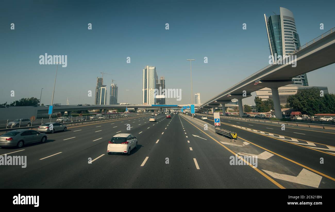 Sheikh Zayed Road a Dubai con traffico in auto in giornata di sole, Emirati Arabi Uniti. Foto Stock