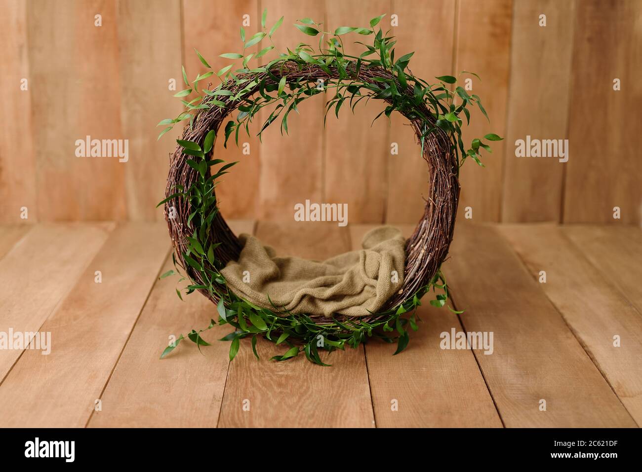 Neonato Digital background Nest Prop per Newborn. Per ragazzi e ragazze. Legno indietro. Sparare insieme con nido di sostegno e foglie e sfondo di legno Foto Stock