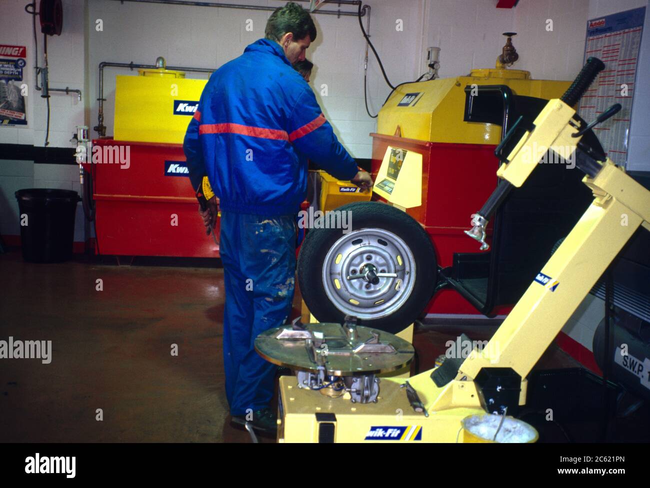 Car Mechanic lavora a Kwik-Fit Garage Surrey Inghilterra Foto Stock