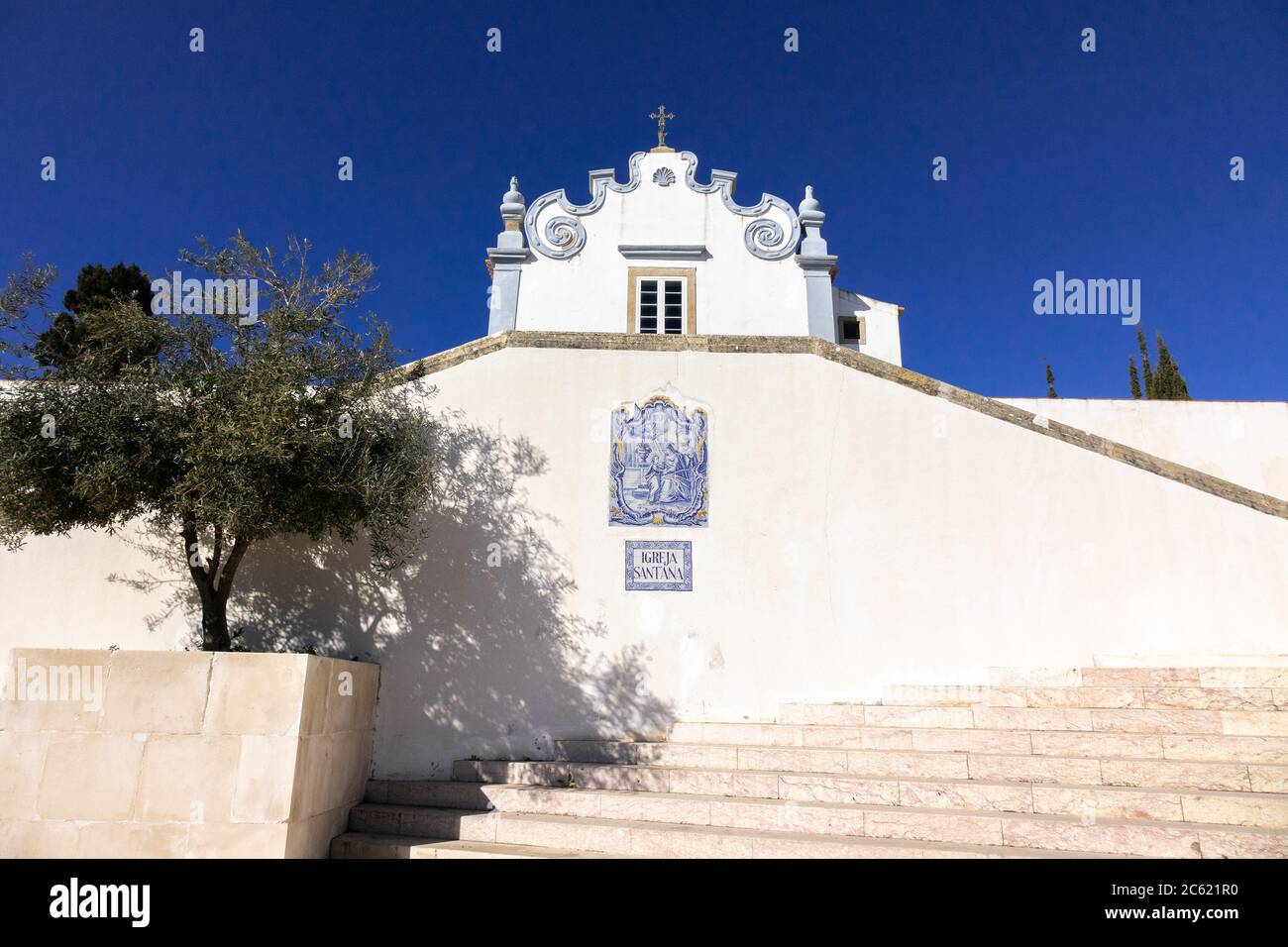 La facciata Igreja de Santa Ana una chiesa del 18 ° secolo nella città vecchia di Albufeira l'Algarve Portogallo Foto Stock