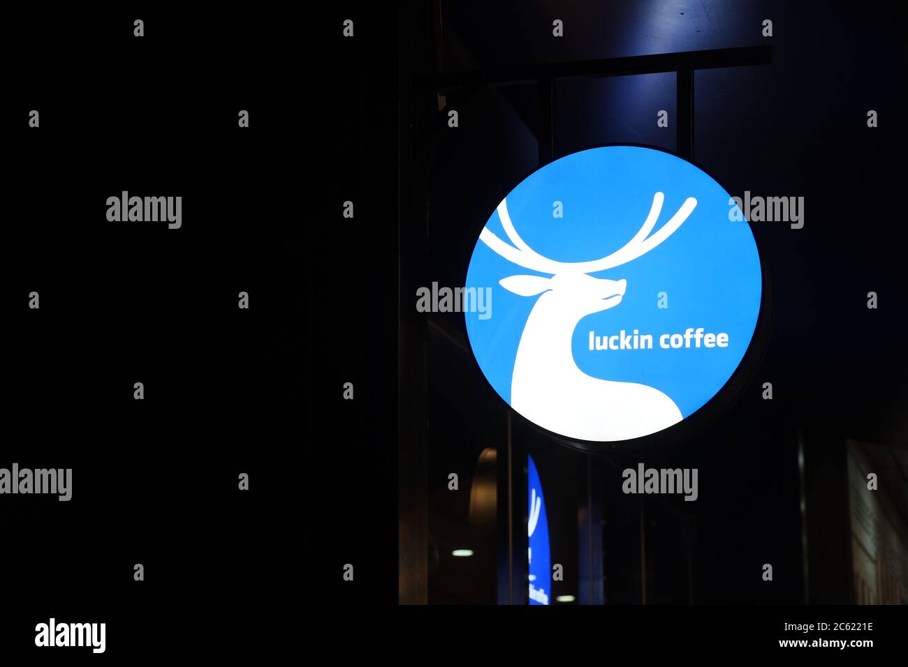 Primo piano del logo della caffetteria Luckin di notte. Marchio di caffè cinese che si è esposto a una fabbricazione severa dei dati di vendita Foto Stock