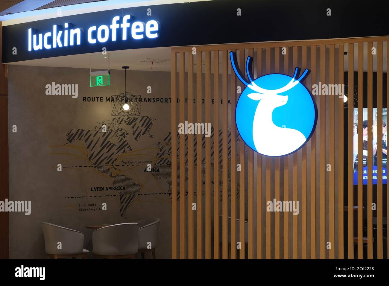 Caffetteria Luckin a Shanghai. Marchio di caffè cinese che si è esposto a una fabbricazione severa dei dati di vendita Foto Stock