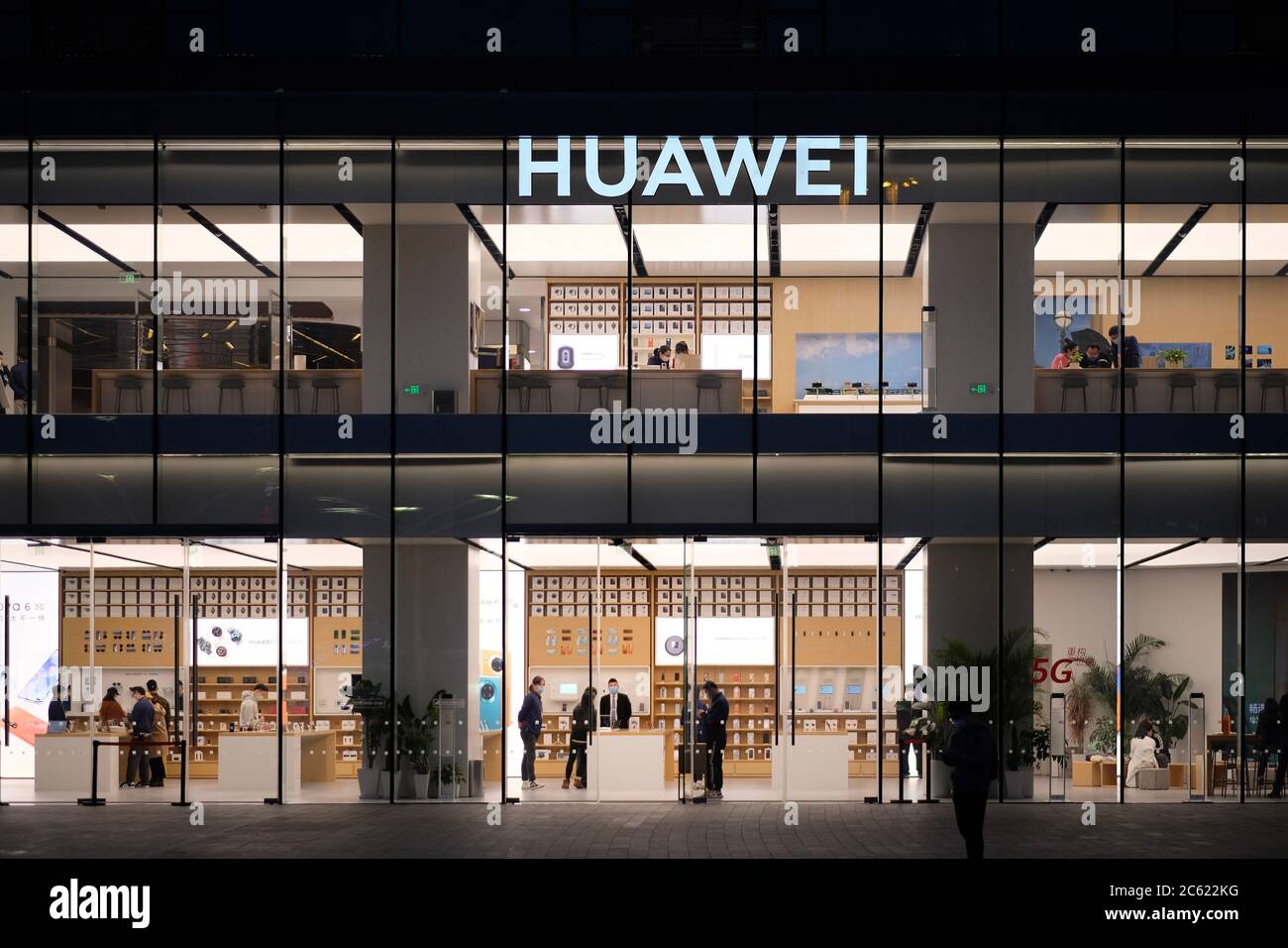 Facciata del negozio principale HUAWEI di notte. Un marchio cinese di  elettronica Foto stock - Alamy